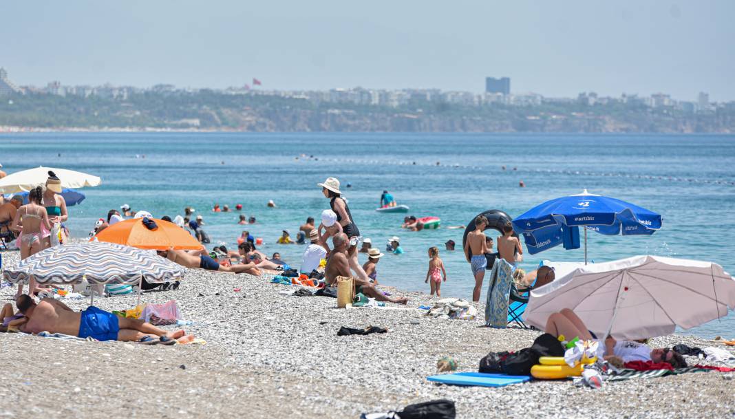 Antalya'da sıcaklık 43,7 dereceye yükseldi. Vatandaşlar sahile akın etti 13